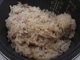 簡単♪炊飯器できのことにんにくのピラフ