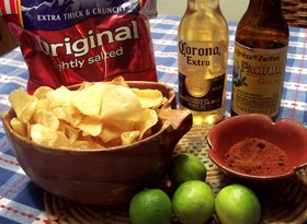 ビールがすすんで困るポテチの食べ方