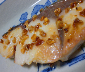 シンプルがうまい★ぶりの塩焼きにんにく味