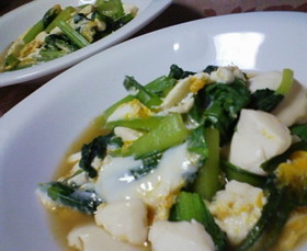 これだけで美味しい♪小松菜と豆腐の卵とじ