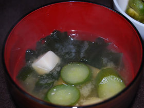 きゅうりと豆腐とわかめの味噌汁