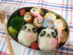 俵おにぎりでパンダちゃんキャラ弁