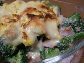 ブロッコリーのマヨパン粉焼きチーズ卵のせ