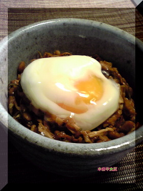 切干し納豆の温泉卵のせ(簡単レンジ温玉)