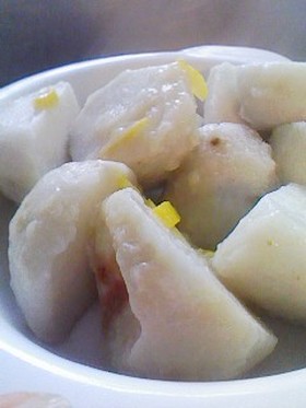 カツオだしで茹でる塩里芋
