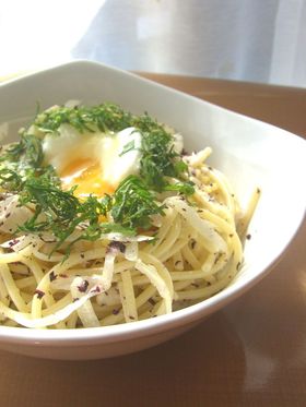 春らしい✿ゆかりサラスパ：温玉のせฺฺฺ