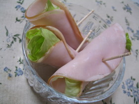 レタスをハムで巻いただけ～★