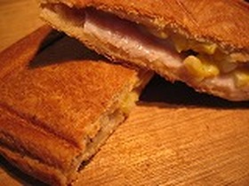 組合せの妙！ハムチーズコーンホットサンド
