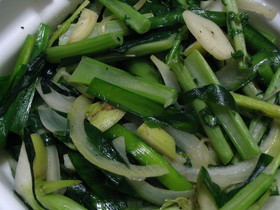 大根の葉とにらの野菜炒め