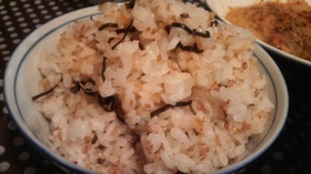 塩こんぶ&煎りごまde混ぜご飯♡