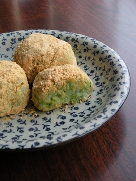 まるで草もち!?な~よもぎのおむすび。