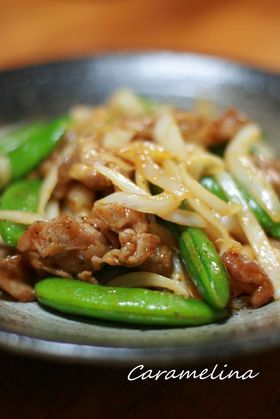 スナップえんどうと新玉ねぎのピリ辛炒め