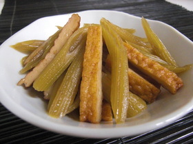 うまいよ～♪フキとサツマ揚げ☆煮物