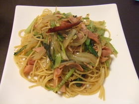 小松菜とベーコンのパスタ