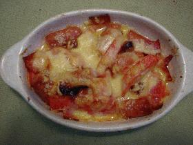 トマトとソーセージとベーコンのチーズ焼き