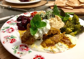 ラム肉のスパイス焼き　ヨーグルトソース