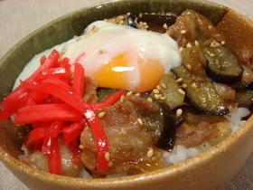 温玉のせ～☆なすと豚バラのピリ辛丼☆