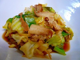 春ｷｬﾍﾞﾂと油揚げと竹輪の炒め煮♪