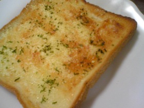 お手軽♪粉チーズトースト
