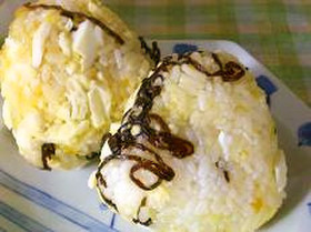 ゆで卵と塩こんぶのおにぎり