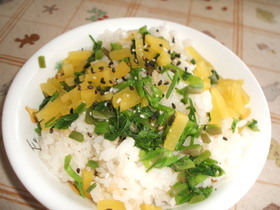 せりとたくあんのふりかけでお花畑風ご飯