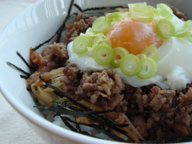 さっぱり梅の肉味噌丼