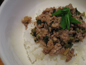おかわりしたくなる肉味噌丼