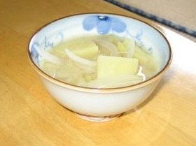 ジャガイモと玉ねぎのみそ汁