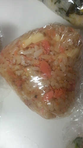 シンプルな美味しさ☆鮭醤油チーズにぎり☆