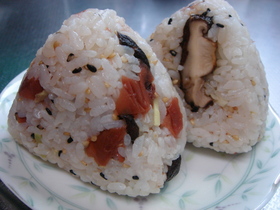 焼きしいたけと梅干のおにぎり～♥♡♬