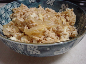 鶏ひき肉と豆腐でヘルシー丼