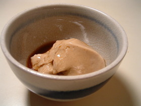 海外仕様のもっちり胡麻豆腐