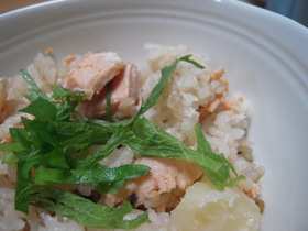 鮭とじゃがいもの炊き込みご飯
