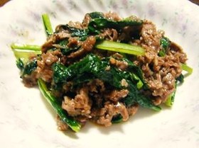 ご飯が進む♪牛肉と小松菜の炒め物