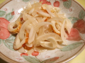 簡単すぎ！オニオンスライスの竹輪和え