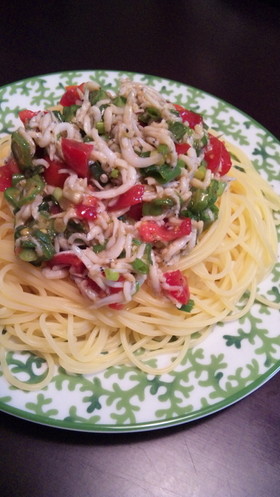夏にピッタリ☆トマトとシラスの冷製パスタ