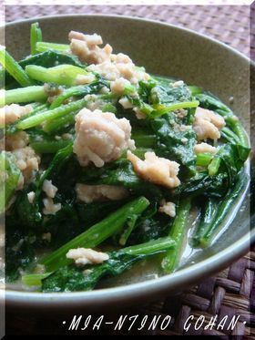 鳥そぼろ入り♪ほうれん草の胡麻味噌あえ