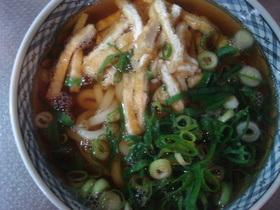 京風だしがおいしい。定番うちのおうどん。