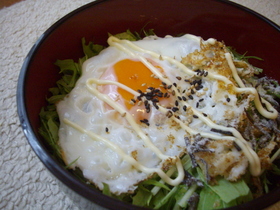 シャキシャキ！トローンな目玉焼き丼