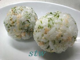 青海苔の香り♪鮭ゴマおにぎり