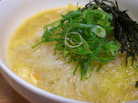 こんにゃく麺の釜玉うどん風