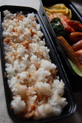 夏のお弁当にうめおかかご飯