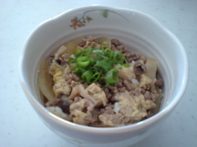 ひき肉とシメジの卵とじ丼