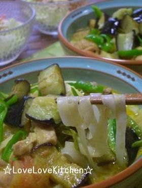 夏野菜がいっぱい♪タイカレーのフォー
