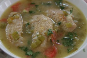 鶏の手羽元とレンズマメのスープ