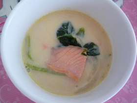 スモークサーモンの豆乳スープ♪