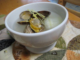 ショウガ風味の冬瓜とアサリのスープ