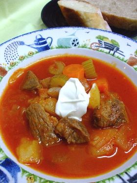 トマトベース牛肉と野菜のパンに合うスープ