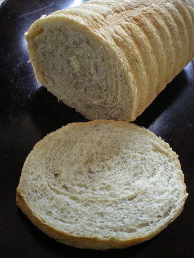 だし汁で作るゴボウ入り食パン♪トヨ型