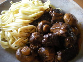 デミ缶で簡単♪牛肉ときのこの赤ワイン煮